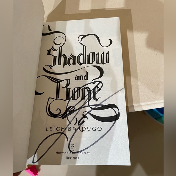Shadow and Bone (The Grisha Trilogy) Leigh Bardugo - signed paperback copy - Picture 2 of 4